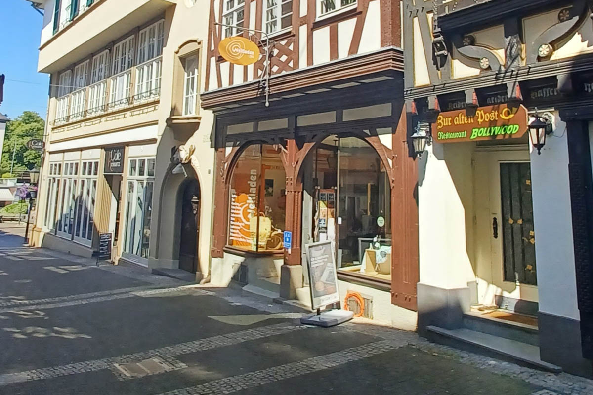 Seit elf Jahren gibt es in der Linzer Rheinstra�e den Weltladen, der Lebensmittel und Kunsthandwerk aus Fairem Handel in seinem Angebot hat, das von der Bev�lkerung gut angenommen wird. Foto: Hans-Joachim Schmitz
