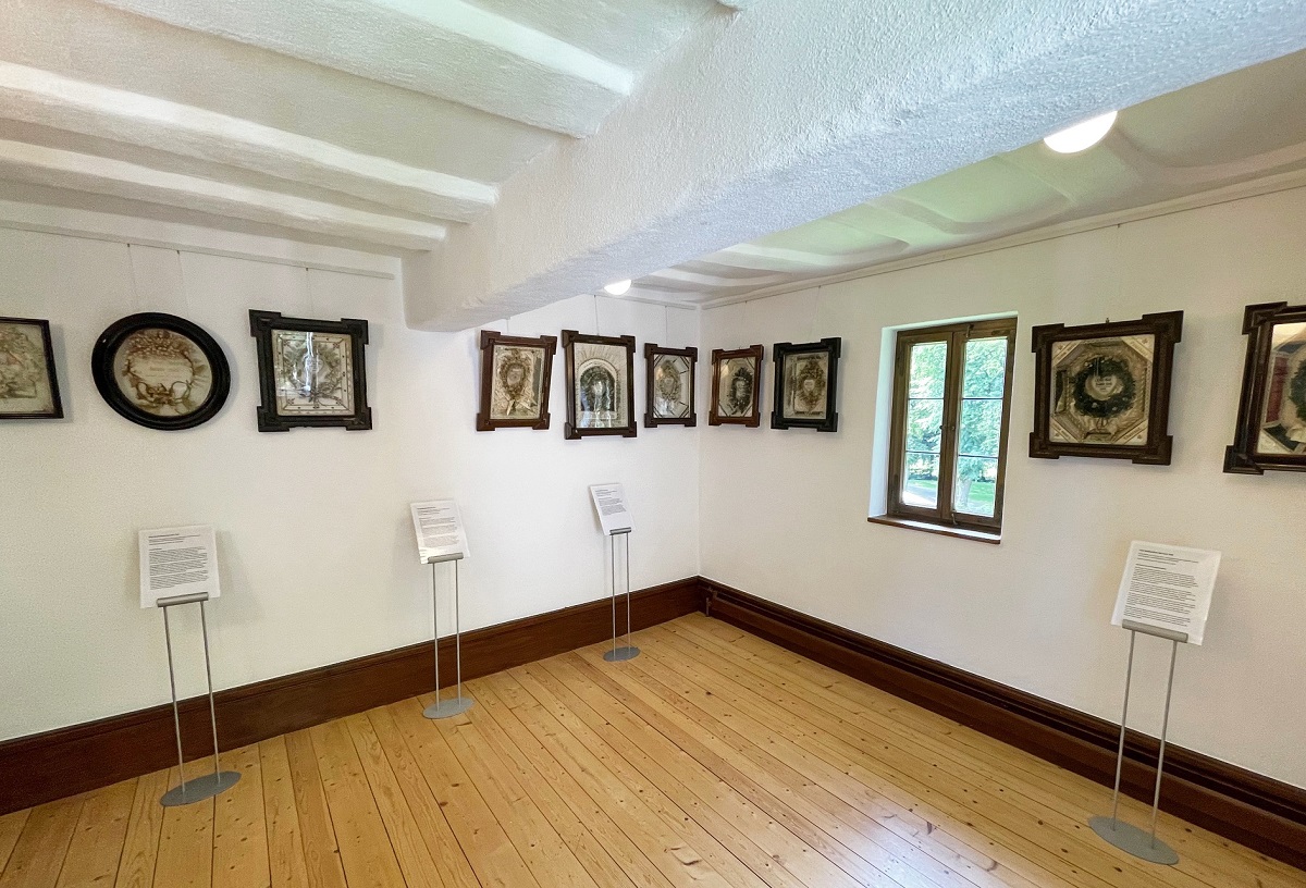Die im Landschaftsmuseum ausgestellten Kastenbilder erinnern an wichtige Lebensereignisse. (Fotos: Sedina Thiel)