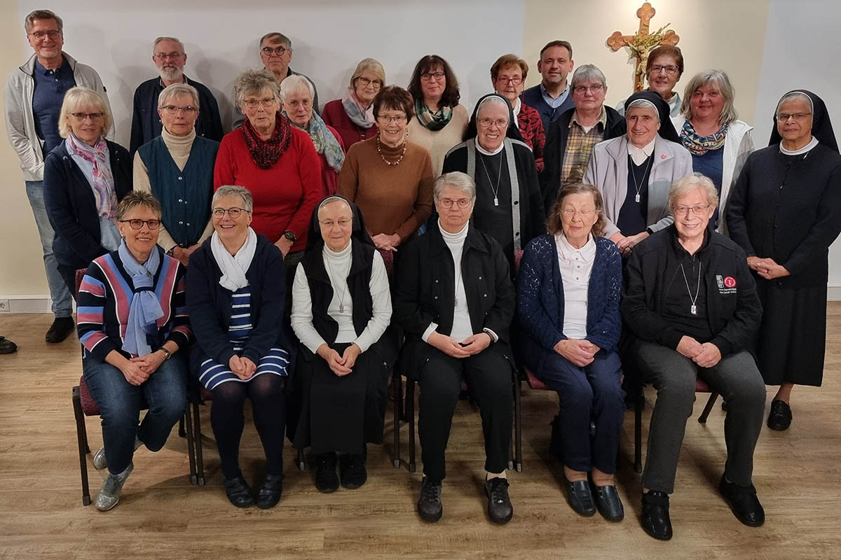 Organisiert wurde der Veranstaltung von Gemeindecaritas-Referent Rainer Lehmler (stehend, 6. von rechts). Foto: Caritasverband Westerwald-Rhein-Lahn