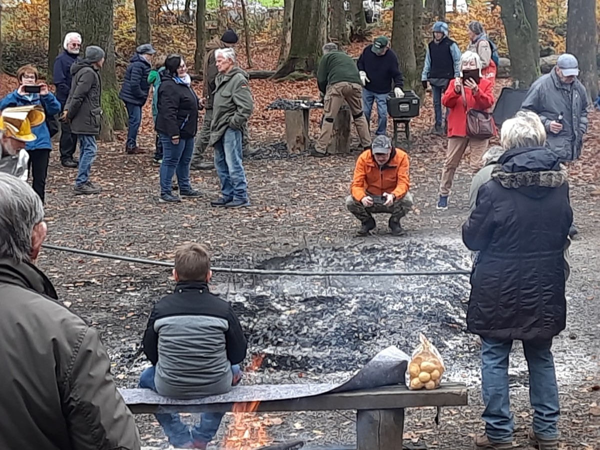 Feuriges Vergn�gen am Fl�rchen: Aschenbratenfest des MGV H�hr