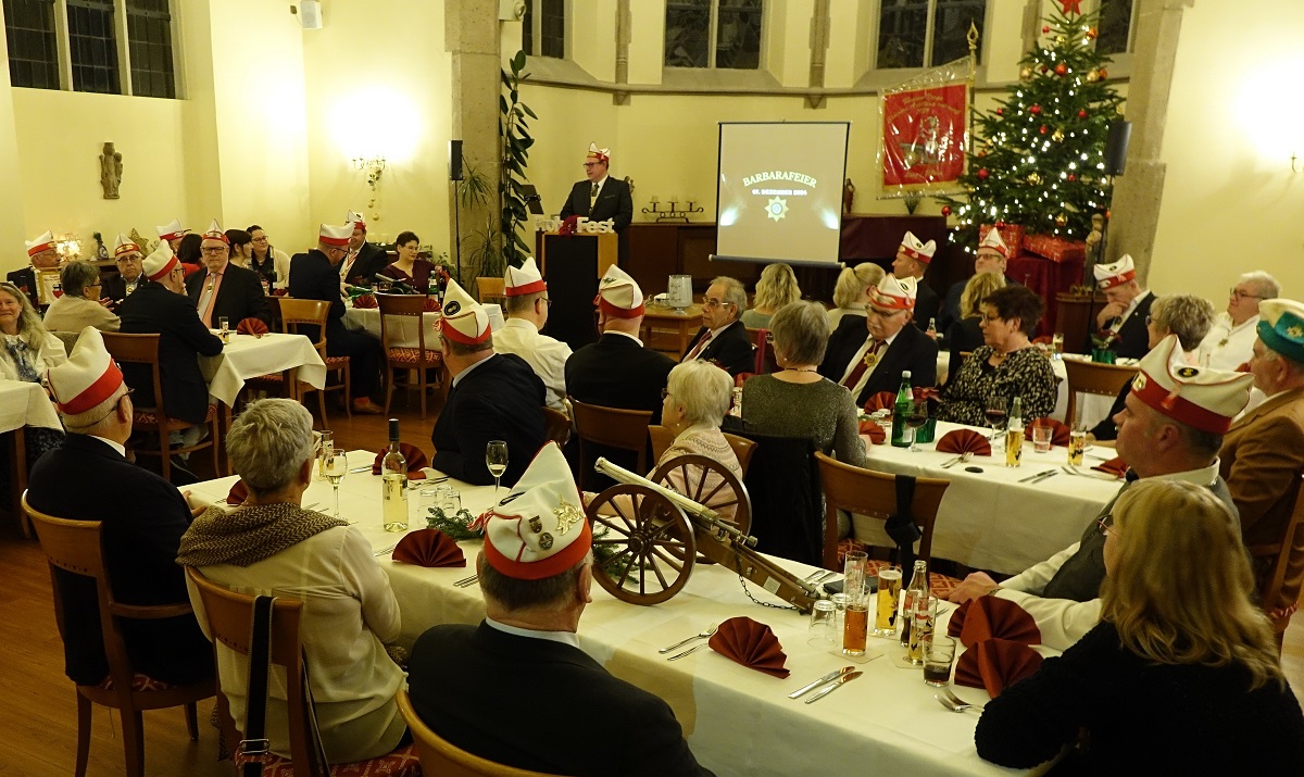 Die Mitglieder des Funken-Korps Schwere Artillerie Rut-Wiess aus Linz am Rhein bei der festlichen Zusammenkunft im Rahmen der Barbarafeier im Dezember 2024 (Foto: Roland Thees)