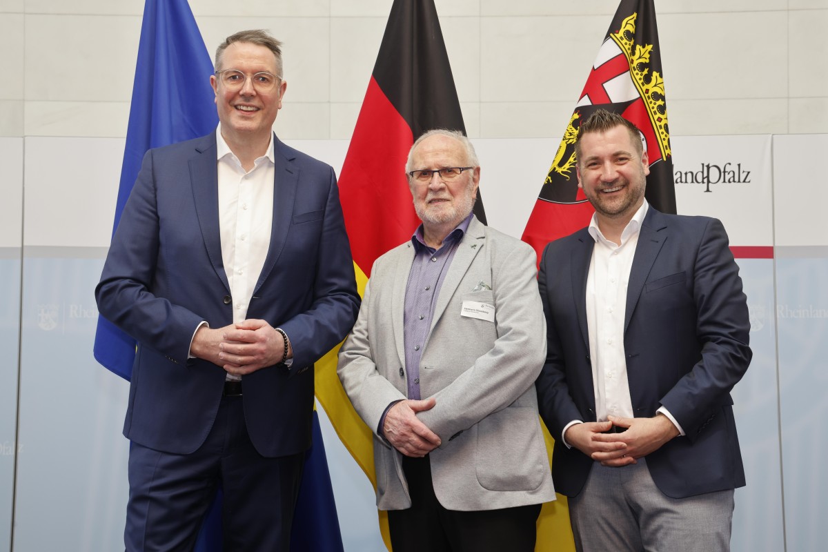 Ministerprsident Alexander Schweitzer, Hermann Stausberg (Team-Sprecher Reparatur-Caf Wisserland) und Dr. Fedor Rose (Chef der Staatskanzlei RLP) (Foto: Staatskanzlei)