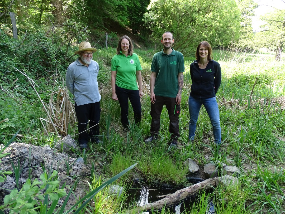 Der Zoo Neuwied hat den ANUAL e.V. erneut ber seinen Artenschutz-Euro-Fonds bei der Anschaffung von Teichbecken fr das "Gelbbauchunken-Projekt" untersttzt. Heinz Klein und Petra Paffrath vom ANUAL e.V., David Otte und Alexandra Japes vom Zoo Neuwied (Foto Petra Paffrath)
