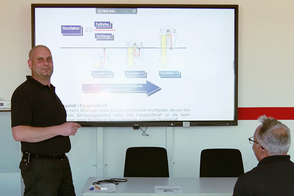 Jede Woche lernen die Neuen gemeinsam mit erfahrenen Feuerwehrlern wichtige Einsatzregeln  mal Praxis, mal Theorie. Anschaulich prsentiert Wehrleiter Kai Jost diese am neuen Smartboard von den SWN. Foto: SWN/Maxie Meier
