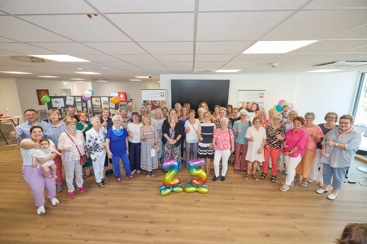 Gemeinsam feierten die Verantwortlichen und Ehrenamtlichen des Caritasverbandes Westerwald-Rhein-Lahn das 25-jhrige Bestehen des Secondhandladens. (Foto: Caritasverband WWRL/Olaf Nitz)