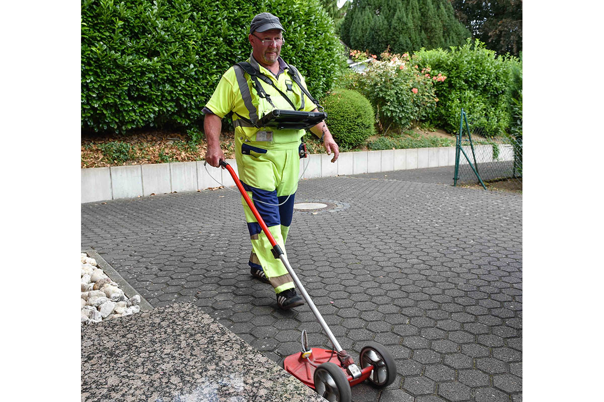 Rolf Franke luft tglich rund 20 Kilometer und sprt mit dem Teppichsucher kleinste Gaslecks auf. Foto: Gerd Neuwirth/SWN