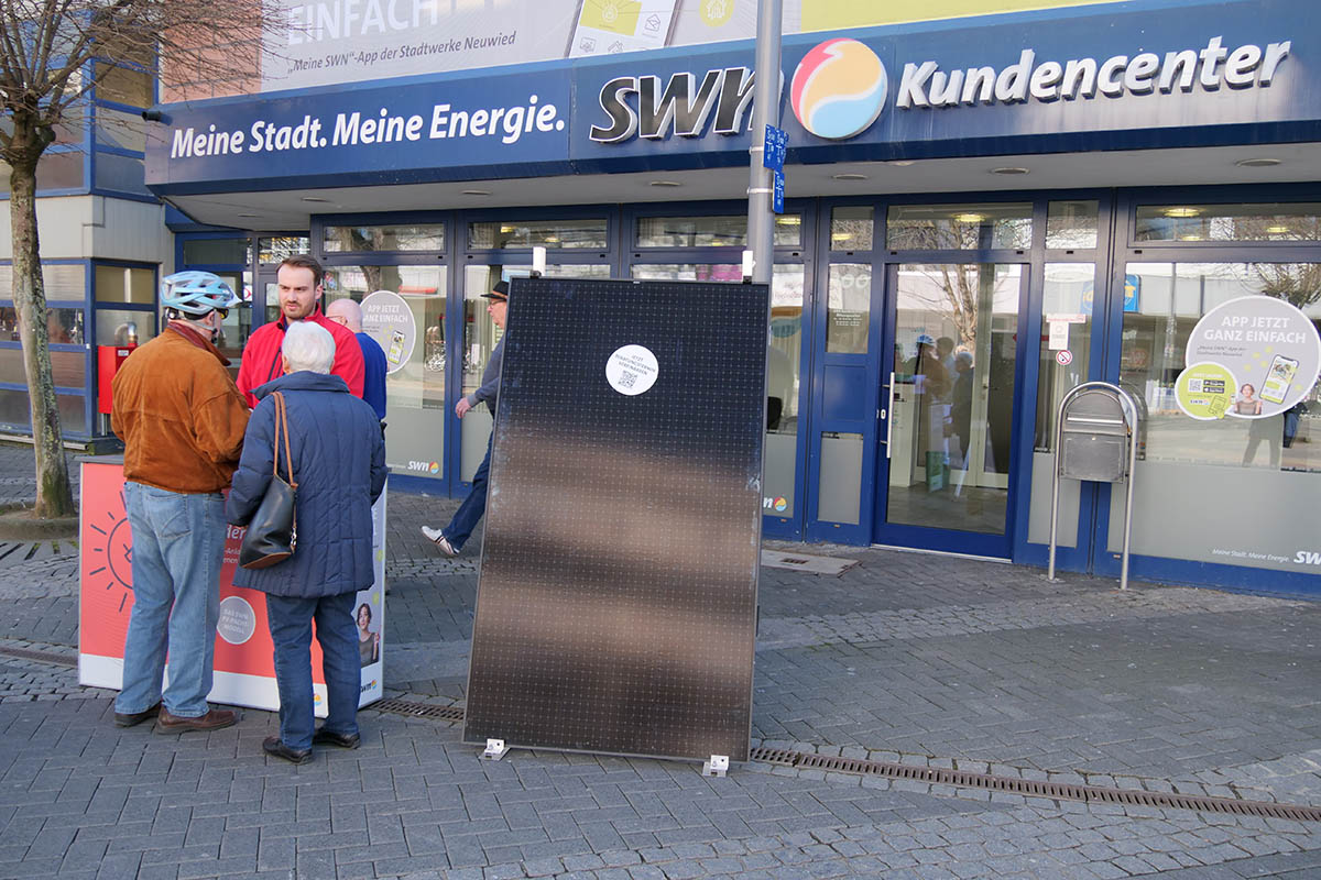 Photovoltaik-Infotag am 3. Juli zwischen 14 und 18 Uhr vor dem SWN-Kundencenter. Fabian Gelhard und sein Team beraten Interessierte und klren ber das PV-Angebot auf. Foto: Dennis Steinhardt/SWN