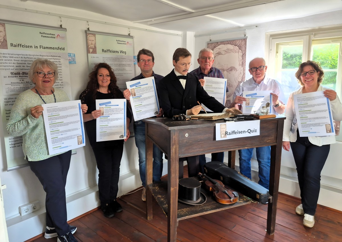 Voller Freude prsentierten die Raiffeisen-Akteure im Flammersfelder Raiffeisenhaus das Raiffeisen-Quiz - von links: Roswitha Fischer, Martina Beer, Ideengeber Stephan Frst, eine Figur Vater Raiffeisens, Paul Seifen, Rolf Schmidt-Markoski und Angela Metzen. (Foto: Carolin Baumann)
