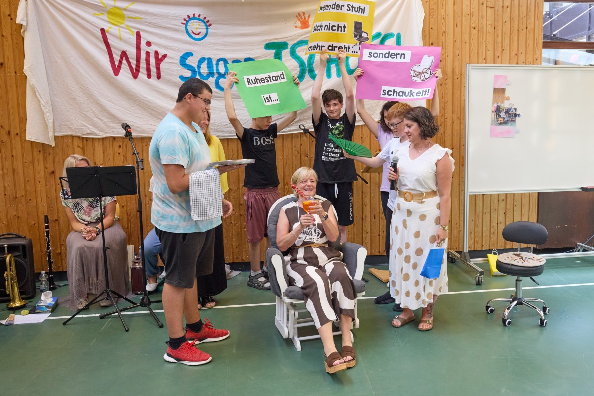 Probesitzen fr den Ruhestand: Die Schler servierten ihrer scheidenden kommissarischen Schulleiterin Pia Hannappel einen leckeren Cocktail im Schaukelstuhl. (Fotos: Caritasverband Westerwald-Rhein-Lahn/Olaf Nitz)