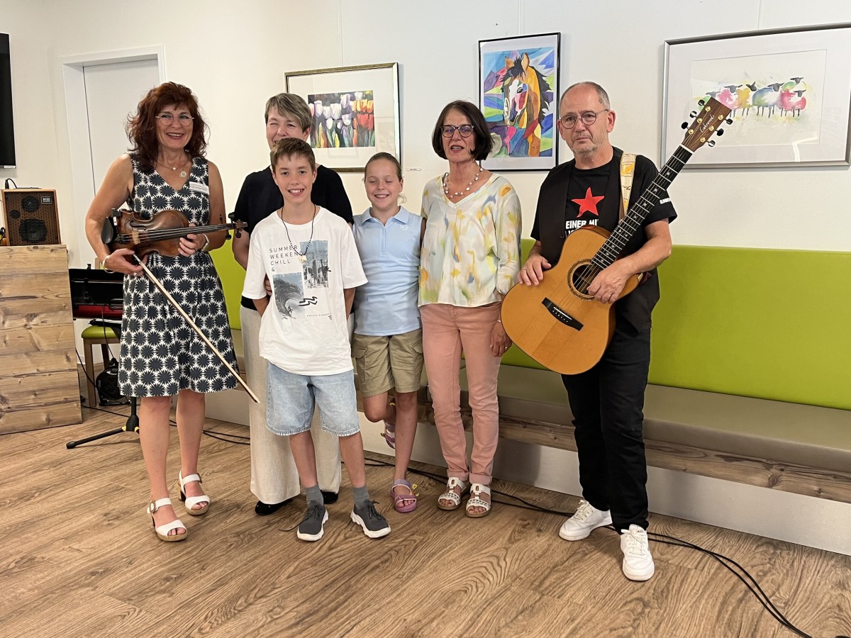 Die Hauptakteure der Vernissage "Flora & Fauna": von links Angela Schmitz-Buchholz, Sandra Chmieleck, Clemens Chmieleck, Charlotte Chmieleck, Sigrid Wilbois und Franz Schmitz. Es fehlt Marietta Hering. (Foto: Angela Nolden)