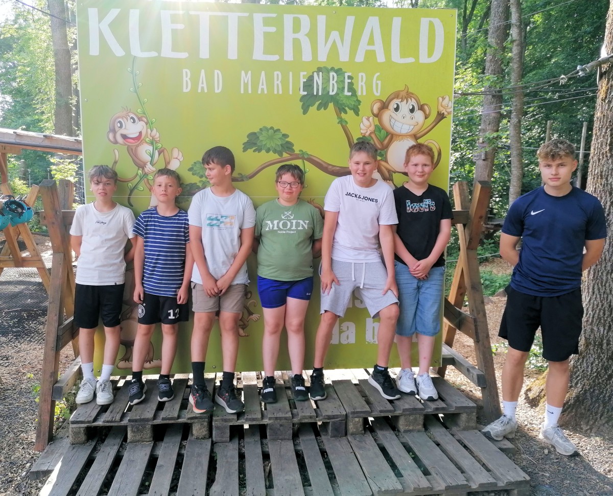 Vor der Sommerpause verbrachten die U12-Faustballer des VfL Kirchen
gemeinsam mit ihren Trainern Tobias Rathmer und Rolf Ludwig einen
Nachmittag im Kletterwald. Foto: Rolf Ludwig