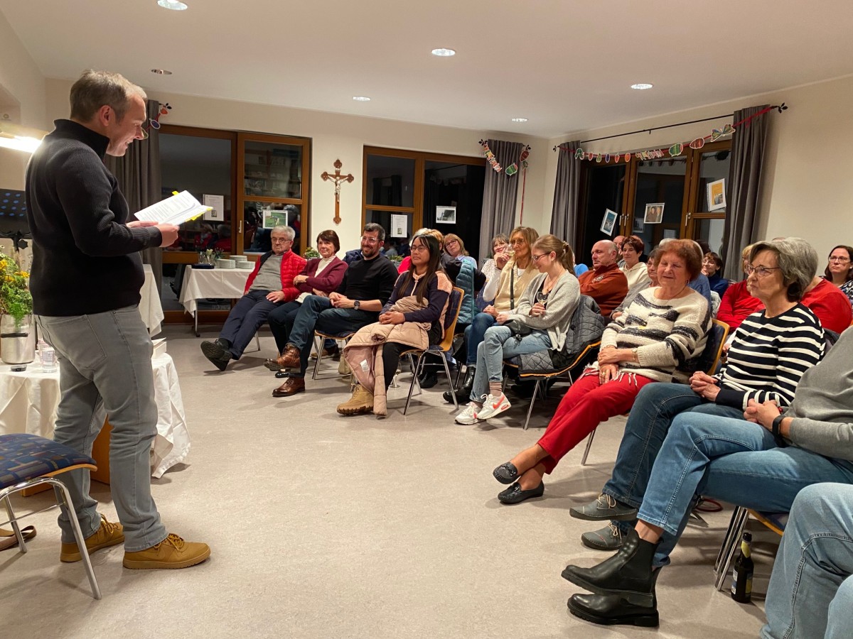 Thorsten Ferdinand begeisterte das Publikum in der Bcherei Holler mit seinen Anekdoten von Opa Gottfried. (Foto: Bcherei Holler/Sarah Pfeil)
