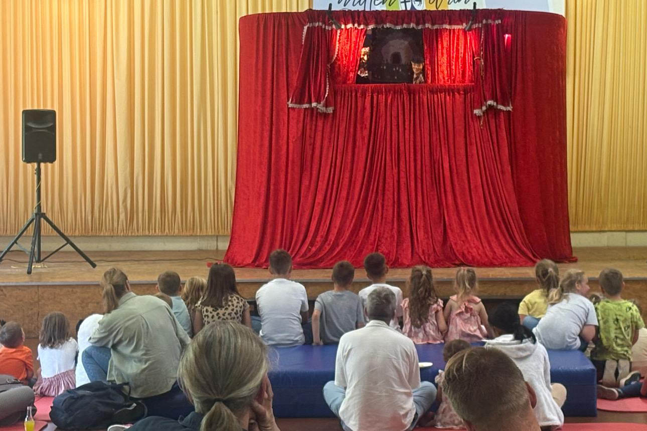 Aufmerksam verfolgten die Kinder Puppenspieler Friedrich Liebe. Foto: Gemeinde Robach 