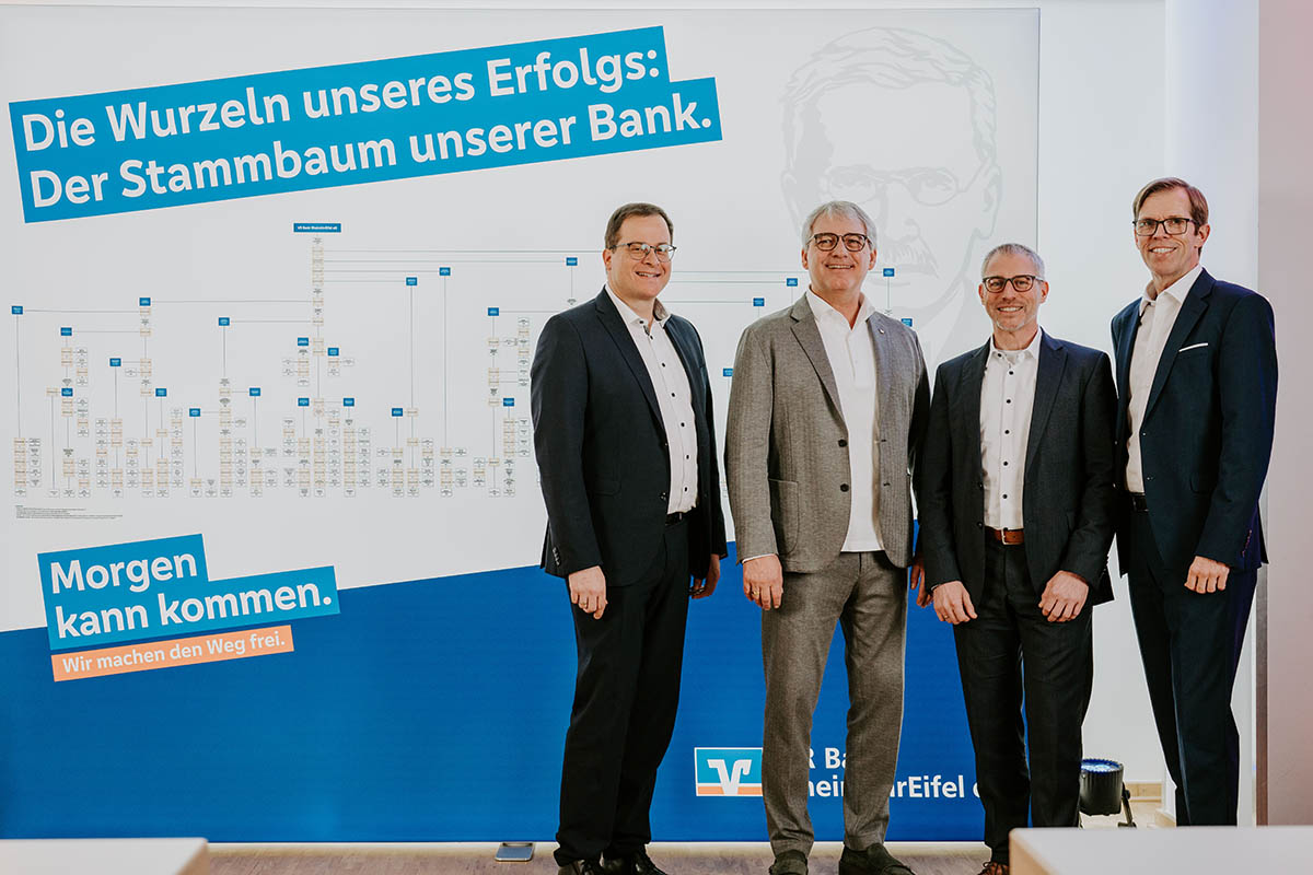 Von links: Der Vorstand der VR Bank "RheinAhrEifel" e.G.: Markus Mller (stellv. Vorstandsvorsitzender), Sascha Monschauer (Vorstandsvorsitzender), Matthias Herfurth und Michael C. Kuch. Pressefotos: Jonas Jankowski, JANKO.MEDIA