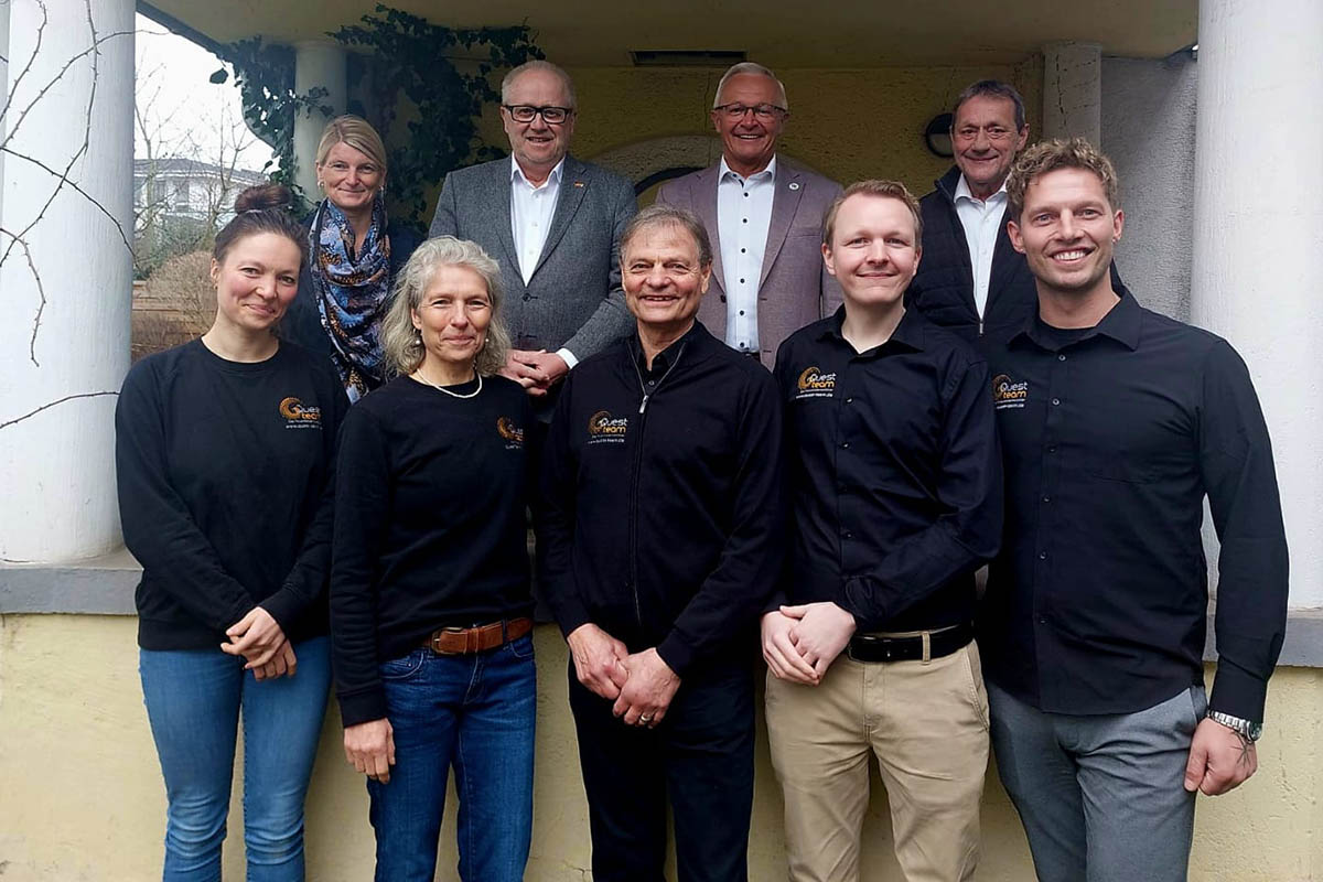 (von links oben): Sandra Kster (Wir Westerwlder), Landrat Dr. Peter Enders (Kreis Altenkirchen), Landrat Achim Hallerbach (Kreis Neuwied) und Landrat Achim Schwickert (Westerwaldkreis).
Von links unten: Sara Jung-Esper, Marieke Kosegarten-Jung, Philipp Jung, Jens Freiwald und David Jung (alle Quest Team). Foto: Wir Westerwlder