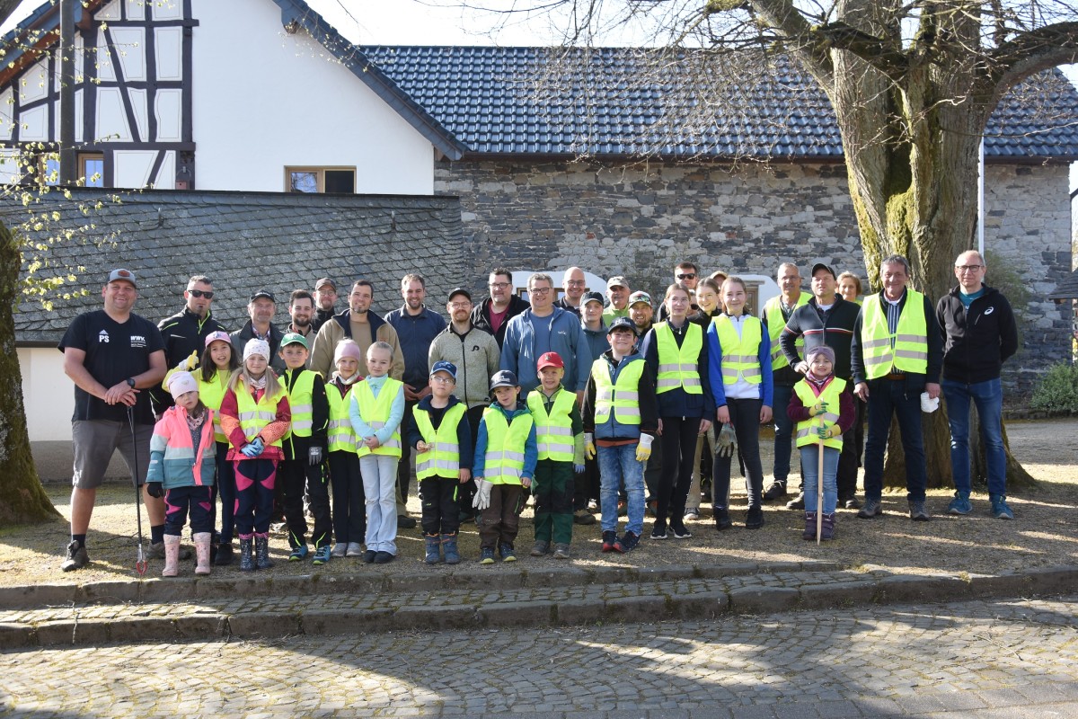 Landrat Schwickert erffnete in Zehnhausen bei Wallmerod die Aktion "Saubere Landschaft 2025". (Foto: Mariam Nasiripour)