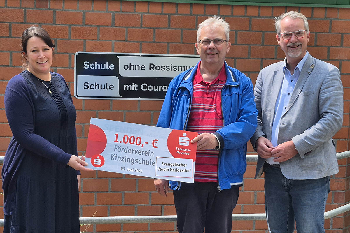 Von links: Kathrin Ternes (2. Vorsitzende vom Frderverein der Kinzing-Schule), Kassierer Konrad Gramann und Vorsitzender Sven Lefkowitz vom Evangelischen Verein Heddesdorf. Fotografin Marion Jung