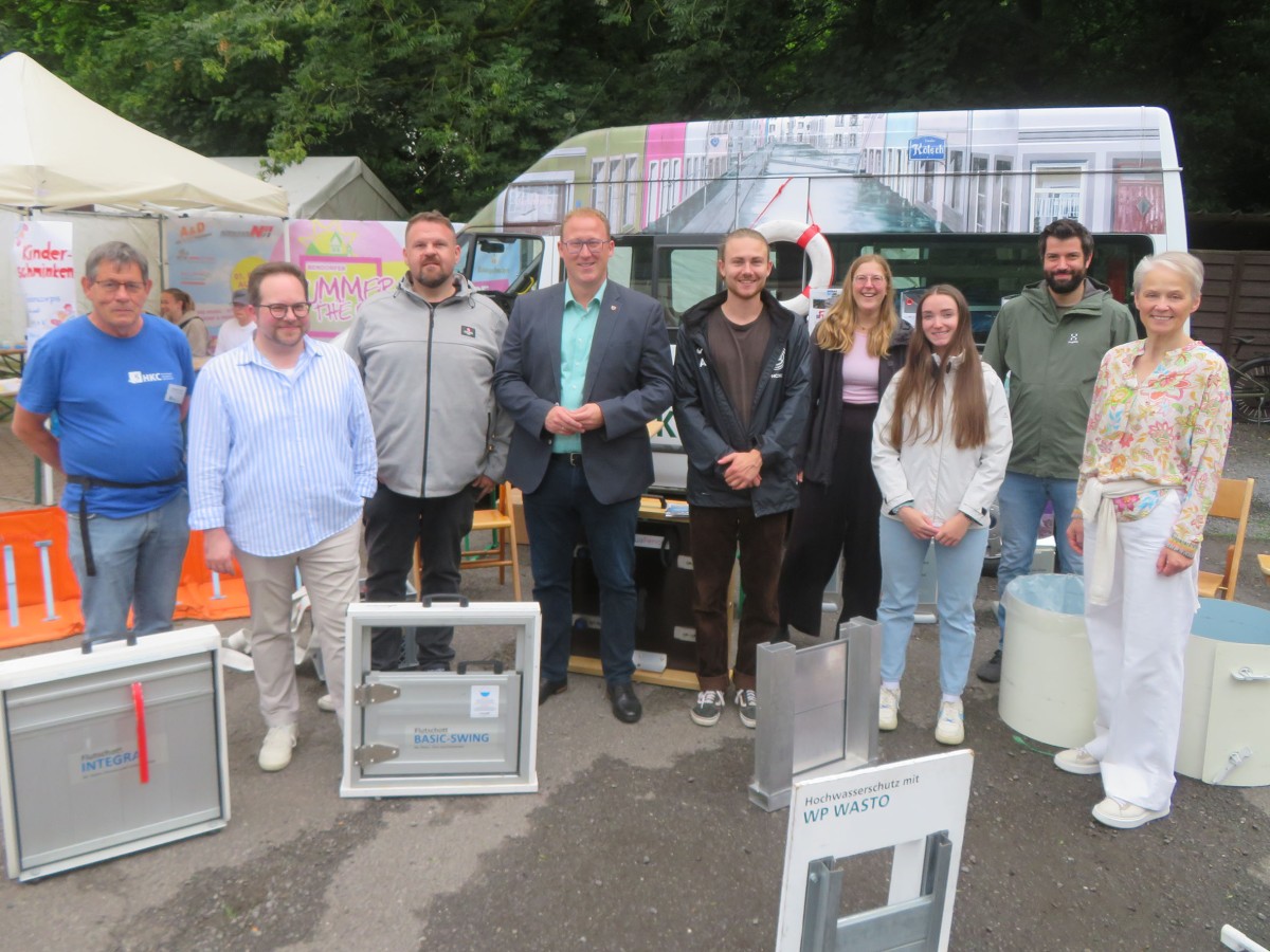Die Kreise Mayen-Koblenz, Neuwied und Westerwaldkreis, jeweils vertreten durch die Ersten Kreisbeigeordneten Pascal Badziong (zweiter von links), Philipp Rasbach (Mitte) und Gabriele Wieland (rechts) sowie Mitarbeitende der jeweiligen Unteren Wasserbehrde, hatten als Trger der Hochwasserpartnerschaft Wied-Saynbach, das Hochwasserinfomobil des HKC nach Bendorf eingeladen, worber sich auch Stadtbrgermeister Christoph Mohr freute (dritter von links).