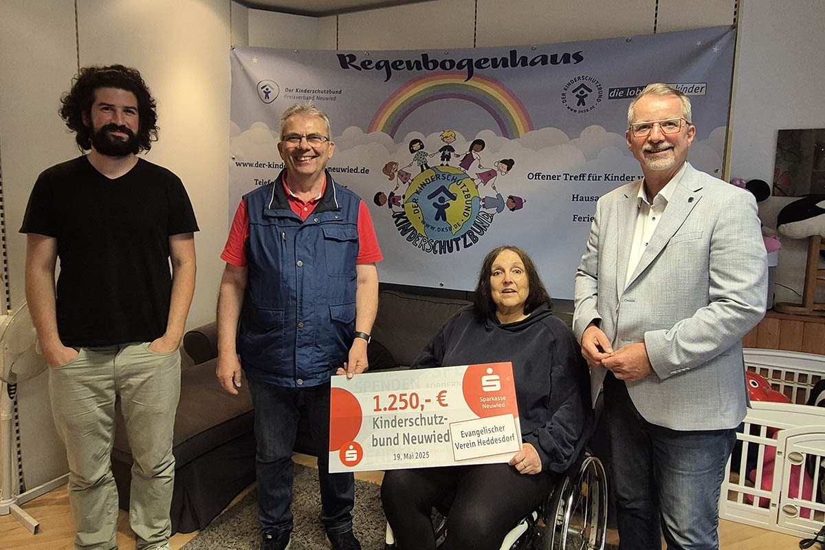 Von links: Yasen Hamdan (ehrenamtlicher Mitarbeiter beim Kinderschutzbund), Konrad Gramann (Kassierer evangelischer Verein Heddesdorf), Gabriele Jung-Stertz (Vorsitzende Kinderschutzbund), Sven Lefkowitz (Vorsitzender evangelischer Verein Heddesdorf). Fotografin Marion Jung.