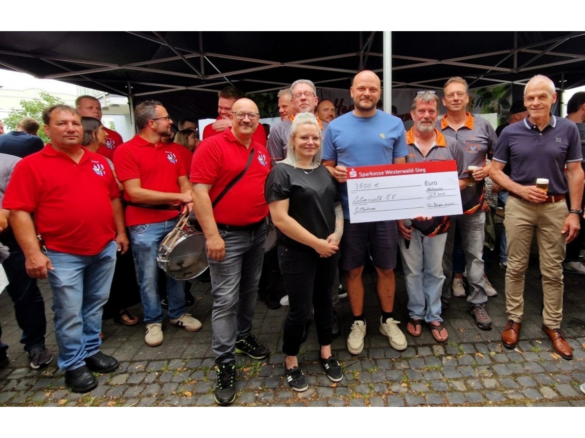 Scheckbergabe an Thomas Wertenbruch, Lebenswelt e.V. (vierter von rechts), daneben Jrgen Schtz, DC Jaeger-Meister, gemeinsam mit Schirmherr Brgermeister Fred Jngerich (rechts) und den Dartfreunden (Foto: Rolf Schmidt-Markoski)