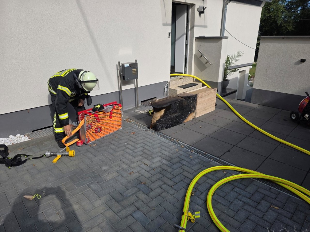 Aktualisiert: Schwelbrand im Einfamilienhaus sorgt fr hohen Sachschaden