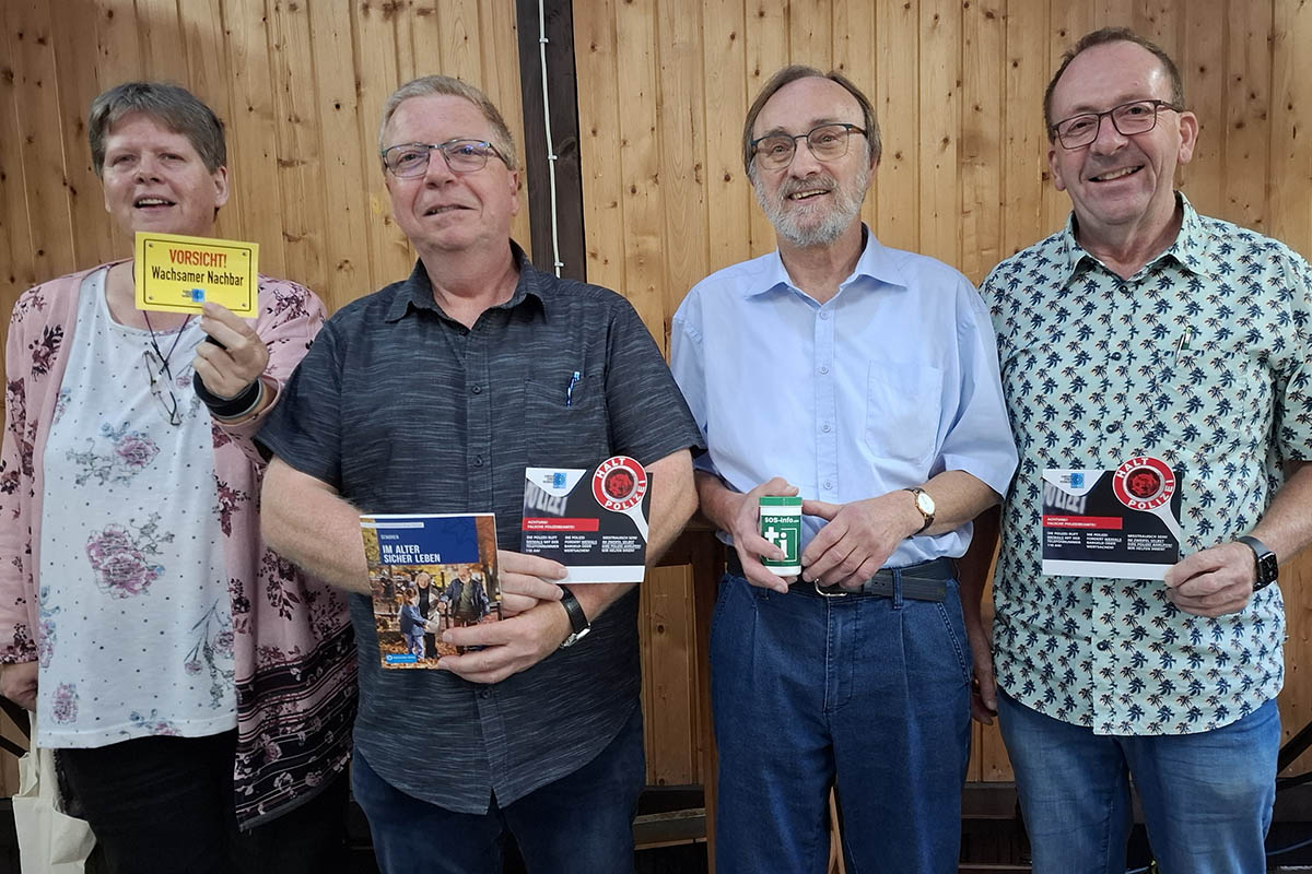 Von links: Senioren-Sicherheitsberaterin Silvia Stierle, Michael Koch (Vorsitzender Brgerverein), Hans Werner Kaiser (Vorsitzender VdK-Ortsverband), Wolfgaang Kluwig (Senioren-Sicherheitsberater). Fotos: Hans Werner Kaiser