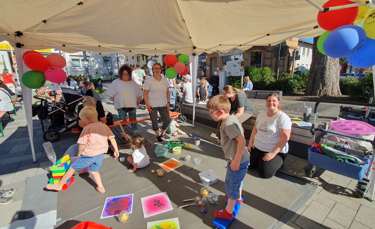 Patricia Schneider (Gruppenleitung Pikler-Kurse) und Nadine Zimmermann (Gruppenleitung PEKiP-Kurse) betreuten am Weltkindertag den Kleinkinderbereich und machten gleichzeitig auf ihre Gruppenangebote aufmerksam. (Foto: Der Kinderschutzbund)