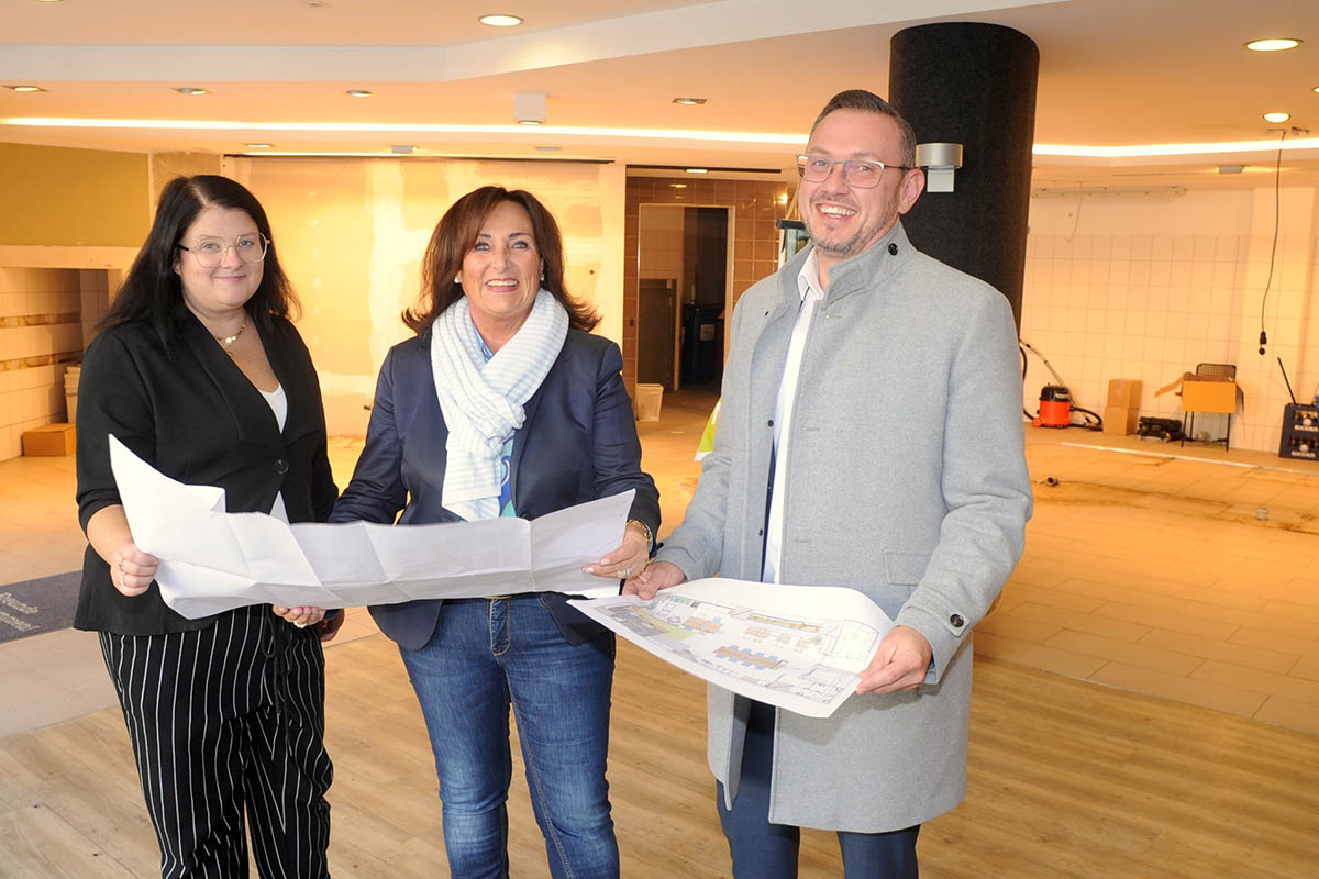 Die Theke im ehemaligen Caf der Bckerei Geisen ist raus, das neue Kundencenter der SWN bekommt mehr Platz. Darber freuen sich Geschftsfeldleiterin Andrea Haupt (m.) und Marketingchef Siegesmund Kunke sowie Citymanagerin Michaela Ulrich, die hier ihr Bro behlt. Foto: Gerd Neuwirth/SWN
