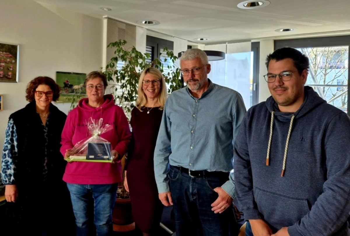 Gratulation zur Andrea Ermert erfolgreich abgeschlossenen Weiterbildung (Foto: Julia Schfer (Verbandsgemeindeverwaltung Hachenburg))
