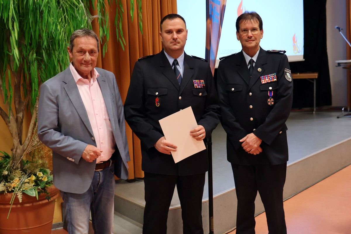 Landrat Achim Schwickert (links) und Kreisjugendfeuerwehrwart Thomas Krekel (rechts) prsentieren den neuen alten stellvertretenden Kreisjugendfeuerwehrwart Thomas Krekel (Mitte). (Foto: Kreisverwaltung/Carolin Faller)