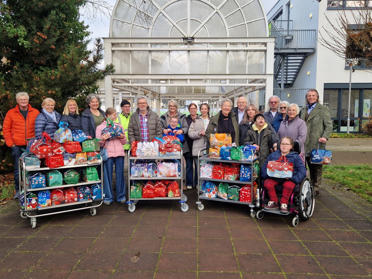 Weihnachtspaket�bergabe (Foto: Katrin Zieger)