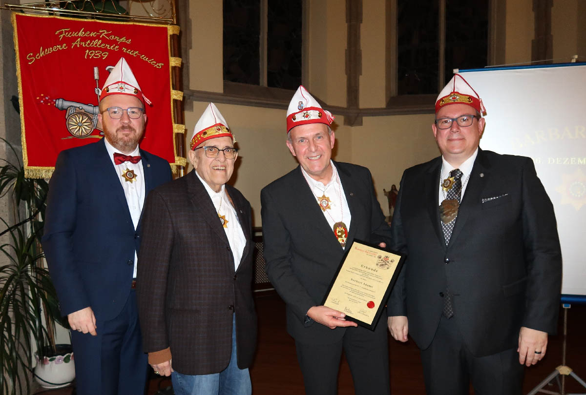 Die Ordensverleihung �Clowneritis Linzensis� im Dezember 2025 in Linz. Gesch�ftsf�hrer Markus Siebertz, Christian Adams, Ordenstr�ger Norbert Adams und der Commodore des Funken-Korps Schwere Artillerie, Frank Fossemer
