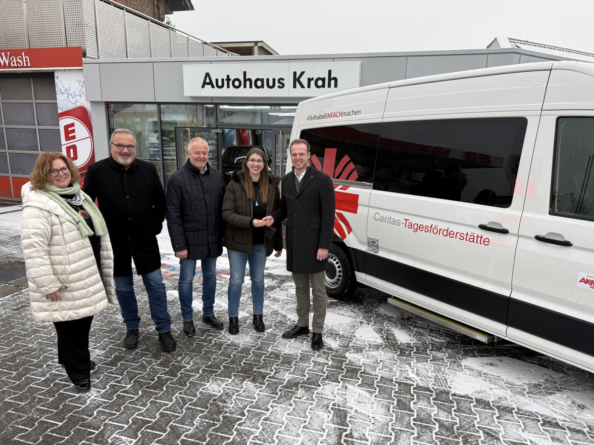 Felix Krah (rechts) und Wolfgang Krah (Mitte) vom Autohaus Krah �bergeben den neuen VW Crafter f�r die Caritas-Tagesf�rderst�tte offiziell an Caritasdirektorin Stefanie Krones (von links), Armin Gutwald, Gesch�ftsf�hrer der Caritas-Werkst�tten, sowie Hannah van Bonn, Leiterin der Taf� in Wirges. (Foto: Caritasverband WWRL/Holger P�ritzsch)