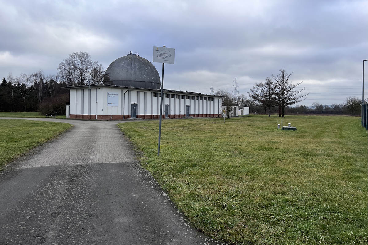 Auf dem Gel�nde der bekannten Gaskugel in der Hafenstra�e wird das Wasser f�r Neuwied gef�rdert. Den Strom f�r die Pumpen, gut zwei Millionen Kilowattstunden, wollen die SWN mit einer PV-Anlage auf dem Gel�nde erzeugen. Fotos: Gerd Neuwirth/SWN