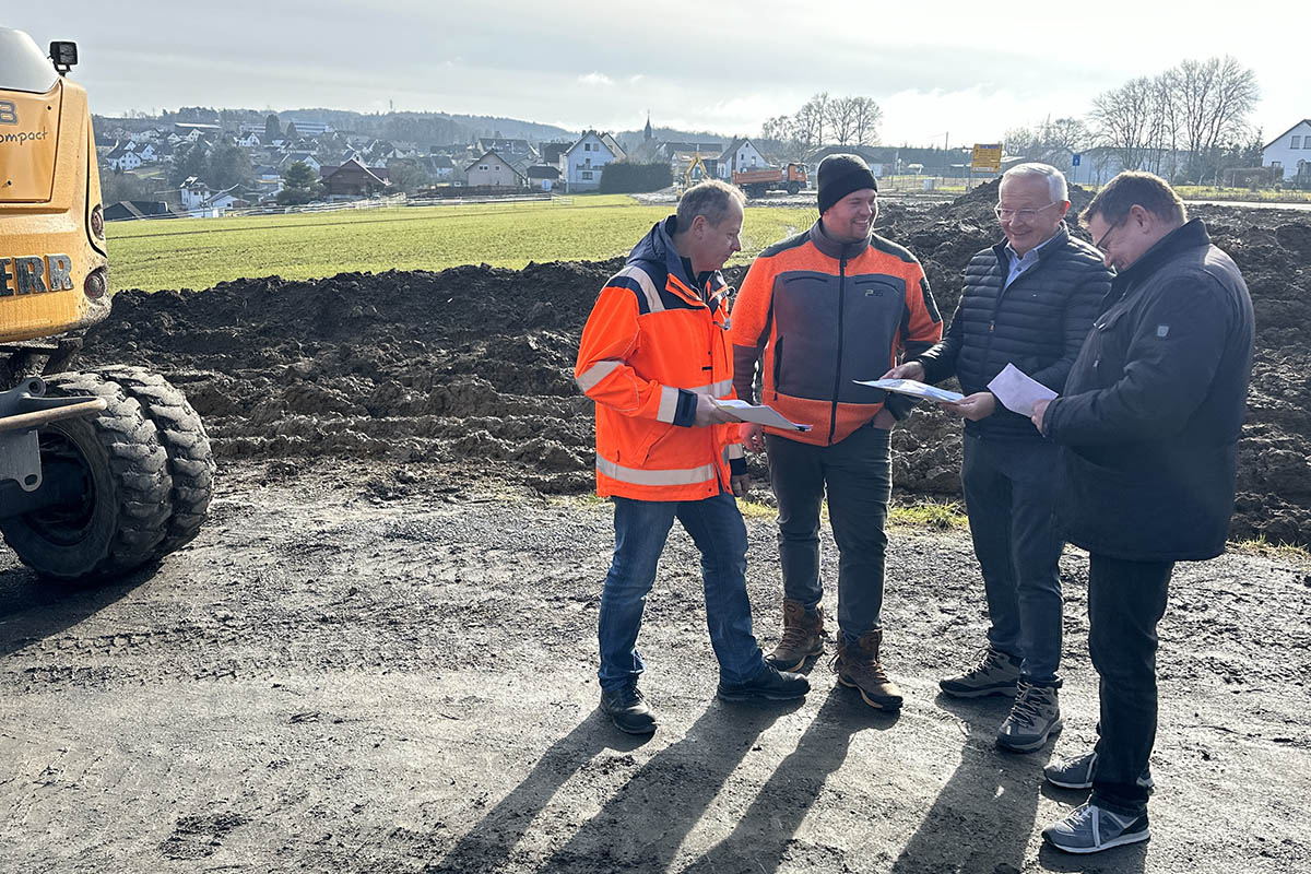 SWN-Gesch�ftsf�hrer Stefan Herschbach, Landrat Achim Hallerbach, Gesch�ftsf�hrer Paul Heibel von der Tief- und Stra�enbaufirma Heibel sowie Lothar Ditscheid vom KWW schauten sich die Baustelle in der L270 an. Foto: Dennis Steinhardt/SWN