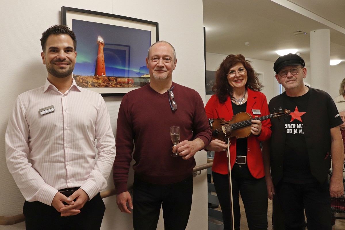 Einrichtungsleiter Deniz Cevik, K�nstler Mikele Voss, Quartiersmanagerin Angela Schmit-Buchholz und Franz Schmitz vor einem Lieblingsfoto des K�nstlers (Fotos: Rita Steindorf)