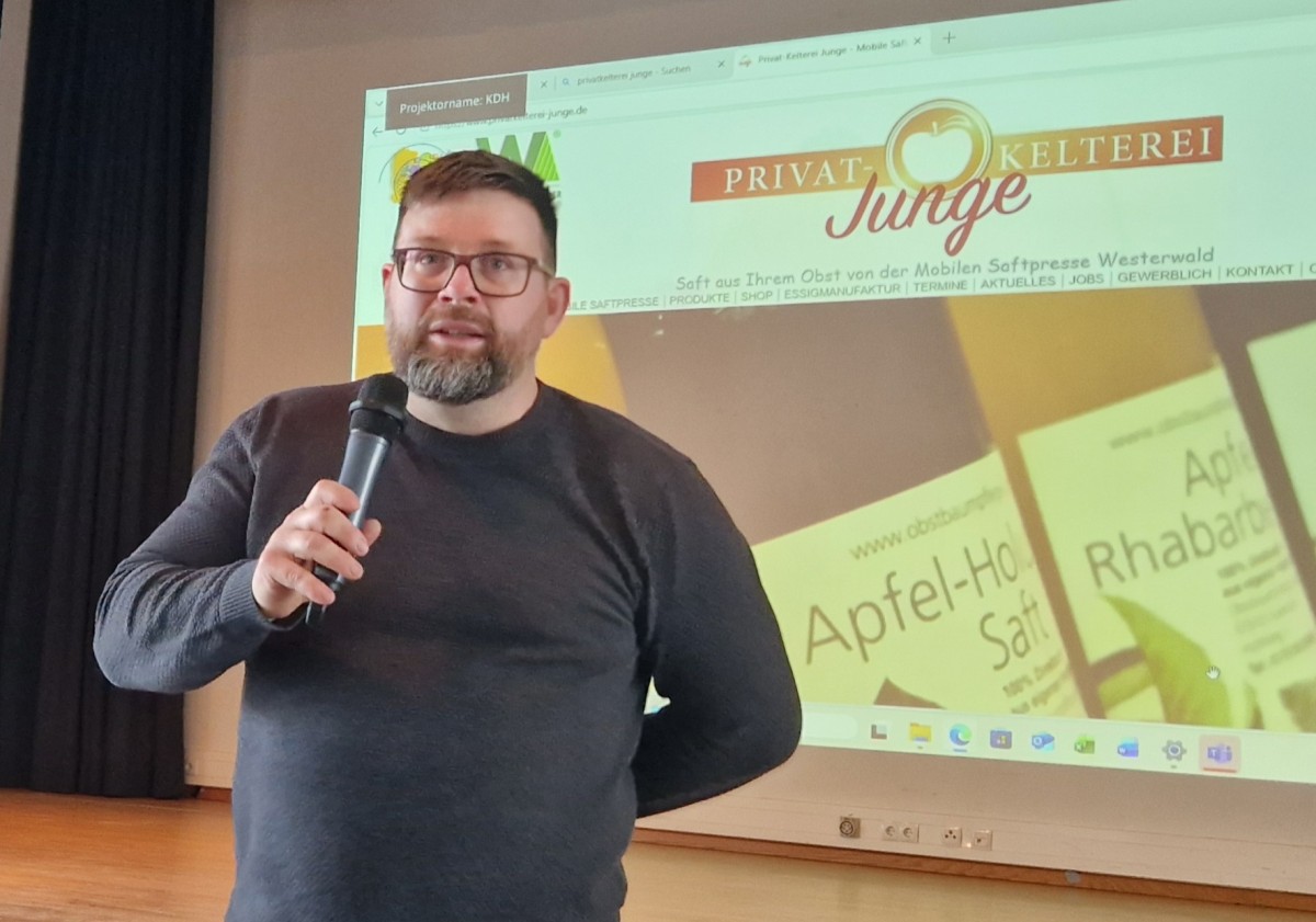 Benjamin Junge (Inhaber einer Privatkelterei in Altenkirchen) bei seinem Vortrag f�r die Senioren (Foto: Rolf Schmidt-Markoski)