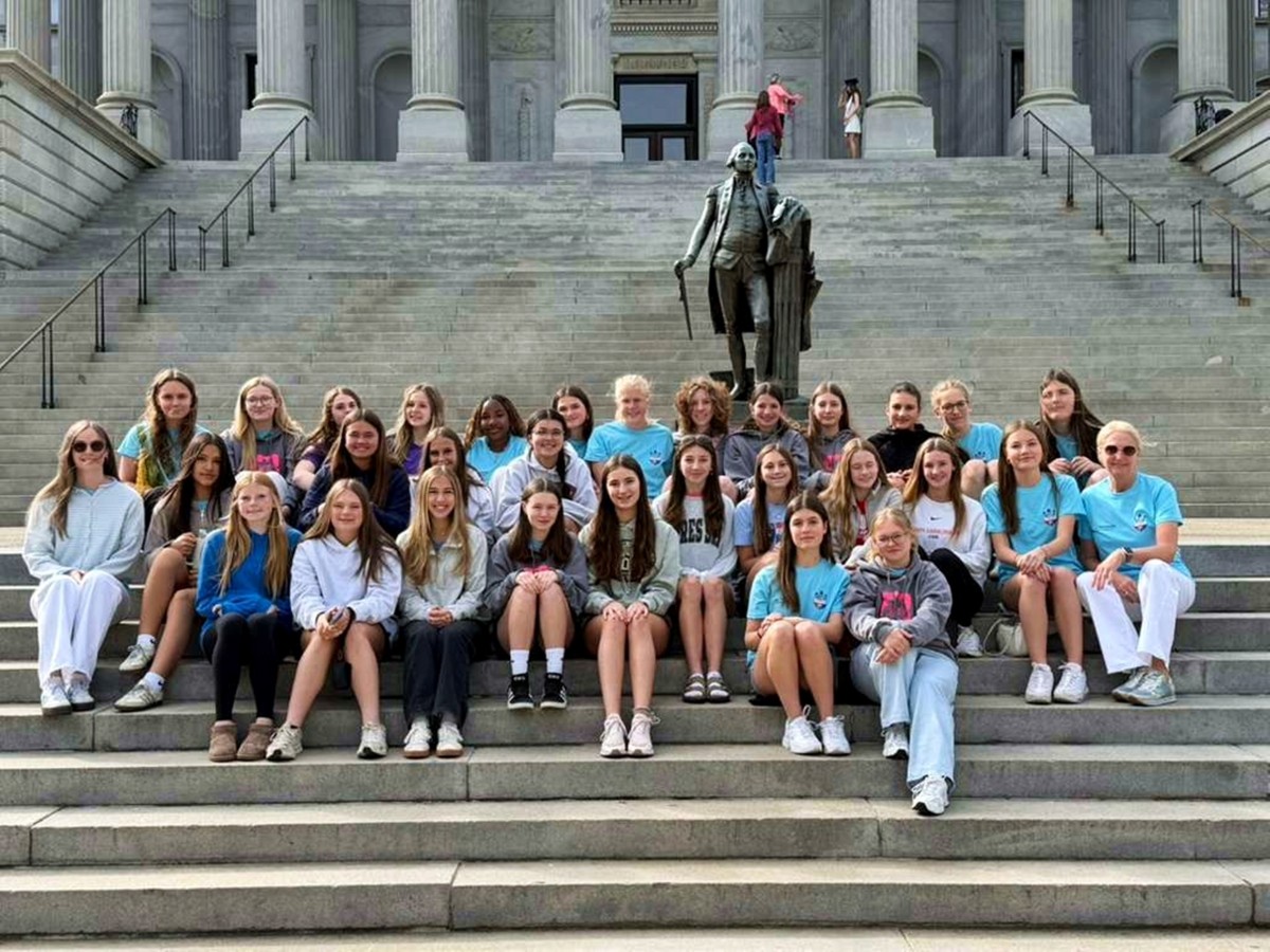 Die Fu�ballerinnen aus dem Westerwald und aus South Carolina versammelt vor dem Statehouse in Columbia/ S.C. Auch die amerikanische Geschichte ist teil des Austauschprogrammes. (Foto: Daniel Weise)