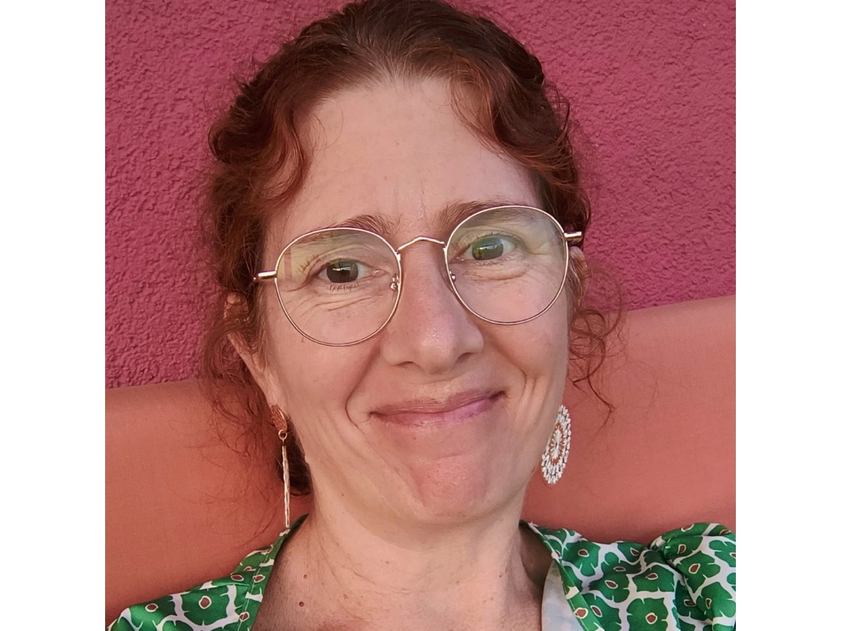 Die Autorin, Ergotherapeutin und Heilpraktikerin Vera Str�bel ist mit ihrem Buch "Der neue Affenk�nig" zu Gast in der B�cherei Holler. (Foto: Vera Str�bel)