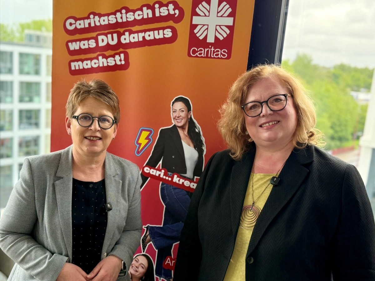 Dr. Tanja Machalet (links), Vorsitzende des Gesundheitsausschusses im Deutschen Bundestag, und Caritasdirektorin Stefanie Krones beim gemeinsamen Austausch �ber die Zukunft der Pflege und die Herausforderungen sozialer Arbeit im Caritasverband Westerwald-Rhein-Lahn. (Foto: Caritasverband WWRL/Holger P�ritzsch)