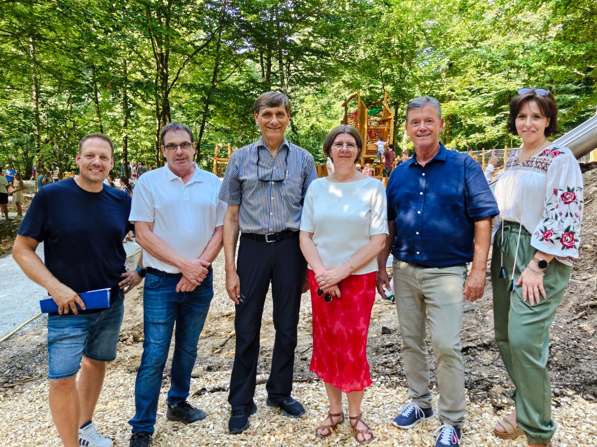 Christian Heller (Zweite Heimat), Werner Bayer (Zweite Heimat), Dr. Johann Christian Meier (Gesch�ftsf�hrer Else Sch�tz Stiftung), Cordula Simmons (Else Sch�tz Stiftung), Wolfgang Letschert (Stadtb�rgermeister H�hr-Grenzhausen und Karin Probst-Bayer (Zweite Heimat) (Foto: Christian Heller)