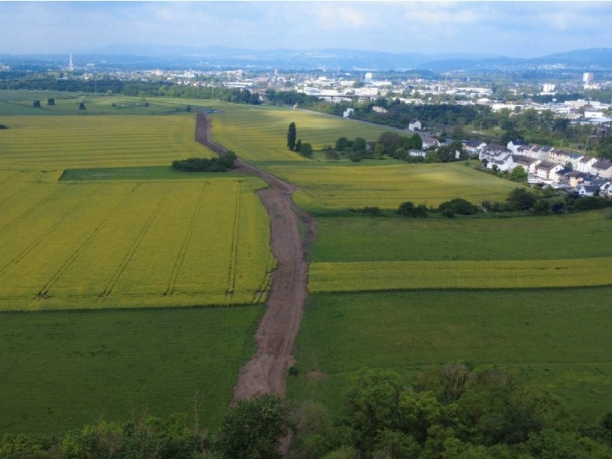 Im Engerser Feld wurde eine neue Verbundleitung zum Wasserwerk Neuwied-Block verlegt, um k�nftig eine sichere Trinkwasserversorgung zu gew�hrleisten. (Foto: Drohnenbild/Ingenieurb�ro Hartwig)