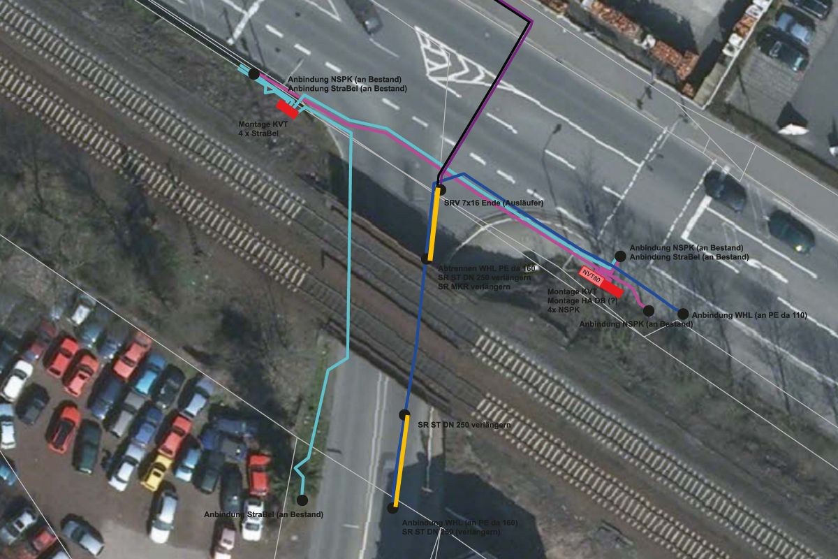 Die Luftaufnahme zeigt: Die Wasserleitung (blau) liegt im Bereich einer Fahrbahn, das Stahlschutzrohr muss f�r die Aufsch�ttung der Bahnd�mme verl�ngert werden (gelb). Im gleichen Zug werden die alten Kabel f�r die Stra�enbeleuchtung (t�rkis) erneuert. (Foto: SWN)