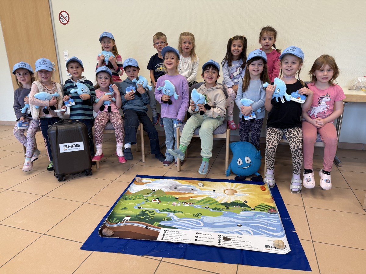 Vorschulkinder lernen mit "Droppy" den Wasserkreislauf kennen (Foto: Maria-Elisabeth Loevenich/BHAG)