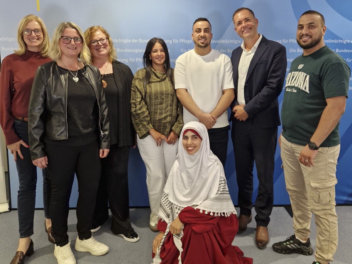 Erfahrungen aus der Praxis auf Bundesebene eingebracht: Vertreter des Caritasverbandes Westerwald-Rhein-Lahn um Caritasdirektorin Stefanie Krones (dritte von links) diskutierten in Berlin �ber die erfolgreiche Ausbildung, Integration und langfristige Bindung internationaler Pflegekr�fte. (Foto: Caritasverband WWRL)
