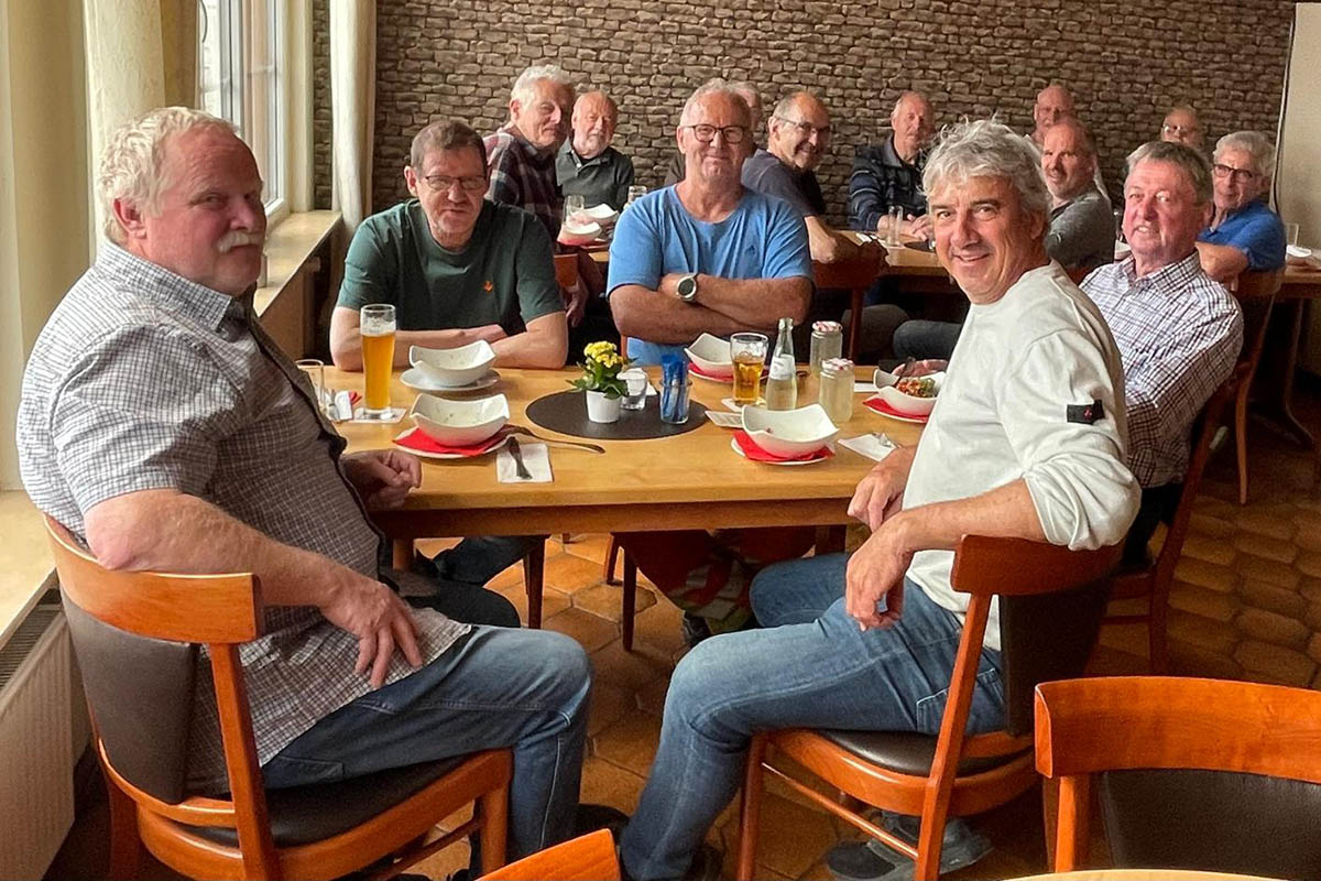 Nach dem Mittagessen wurde besprochen, welches Handwerkzeug aus Mitteln �Ehrenamtliche B�rgerprojekte� der Leader Raiffeisen-Region beschafft werden soll. Foto: Rudolf Boden  