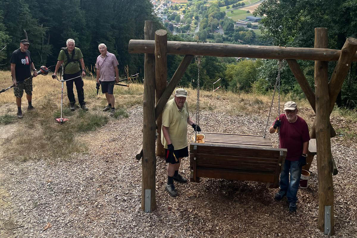An dem Startplatz der Gleitschirmflieger am Westerwaldsteig trafen sich die Rentner, die eine Zuwegung wieder begehbar gemacht hatten, und die Anstreicher der Waldschaukel. Fotos: Rudolf Boden