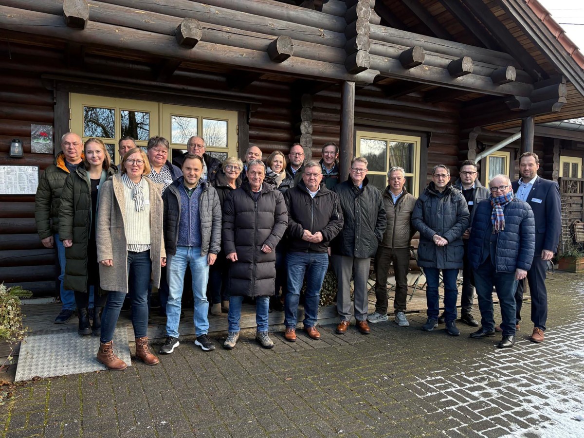 Die drei Lokalen Aktionsgruppen Westerwald, Westerwald-Sieg und Raiffeisen-Region tauschten sich mit dem Europaabgeordneten Ralf Seekatz (6. v. rechts) �ber die Zukunft des LEADER-F�rderprogramms aus. Foto: Petra Schneider