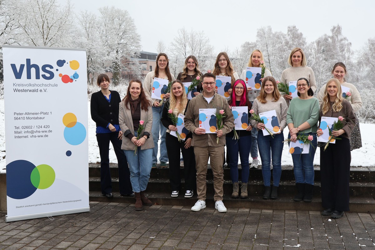 Kreis-vhs-Leiterin Alexandra Tschesche (links) und Dozentin Katharina L�rsch (zweite von links) gratulieren zum erfolgreichen Abschluss der Fortbildung. (Foto: Kreisverwaltung/Carolin Faller)