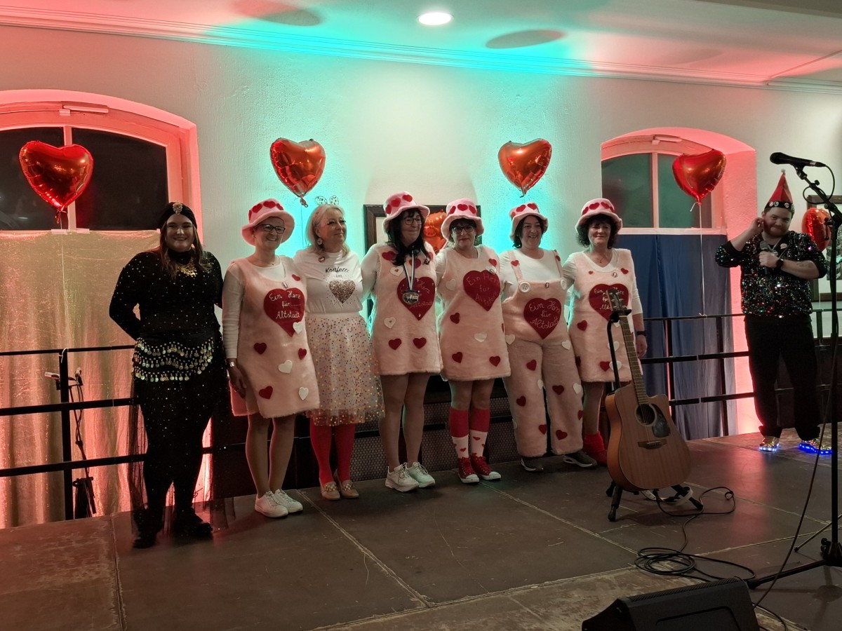 Die "Ahlst�rrer M�dcher": Nora Hoffmann, Dagmar Kl�ckner, Michaela Nauroth, Petra Hoffmann, Petra Henn-Schneider, Manuela Montanus, Inka Pock und Florian Ahr, die in diesem Jahr mit dem RZ-Orden ausgezeichnet wurden (Fotos: Detlef Nink)